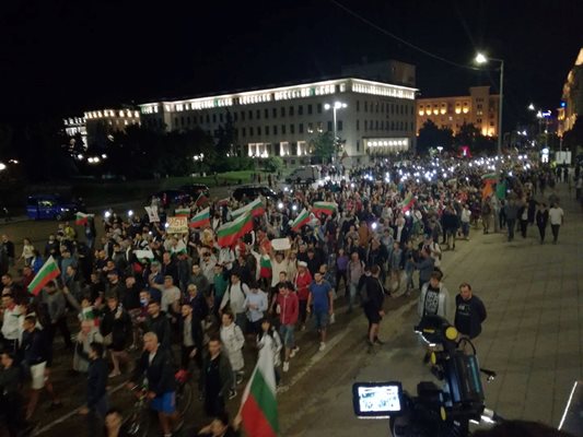 Протестиращите минаха на кратко шествие от триъгълника на властта до Орлов мост. 
СНИМКИ: ВЕЛИСЛАВ НИКОЛОВ