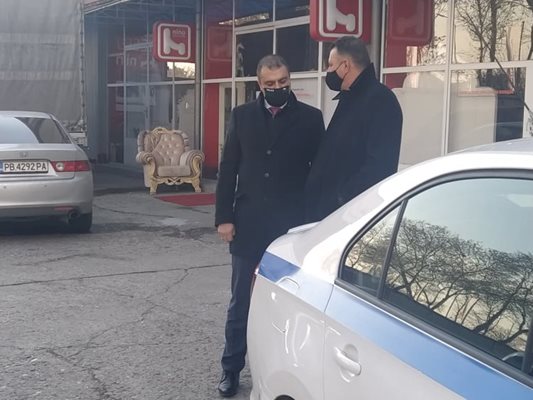 Шефът на полицията Йордан Рогачев и окръжният прокурор Румен Попов заведоха журналисти, за да покажат каква схема за пране на пари са разбили.