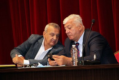 Здравко Димитров и Александър Държиков на сесия на Общинския съвет.