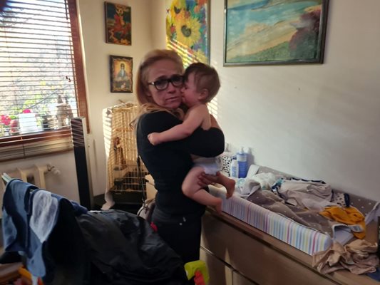 Десислава Иванчева минути преди да я отведат към затвора в Сливен. Тя сама излъчи на живо как се разделя с 8-месечния си син. За него ще се грижи баба му.