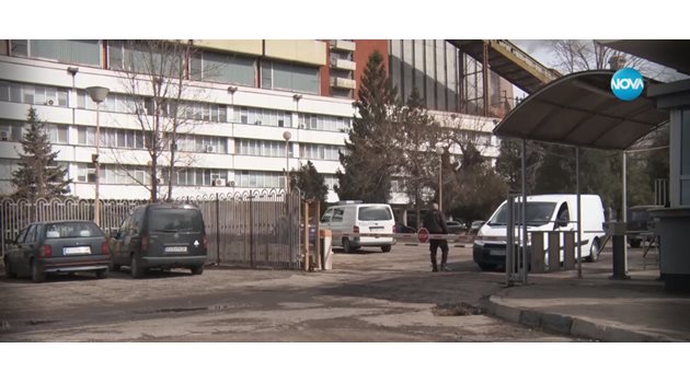 Полицаи от ГДБОП и агенти на ДАНС влизат в една от топлофикациите при акцията в понеделник.