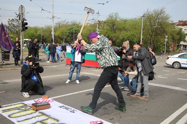 Служител на БНР разбива с чук радиоапарат, за да покаже метафорично как бюджетът смазва радиото.