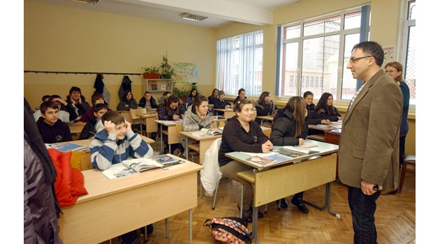 Директорът на 119-а гимназия в София Диян Стаматов се надява, че с увеличението на заплатите учителите ще бъдат с по-добра мотивация за преподаване и по-добро самочувствие..