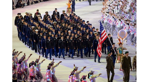 Американски спортисти дефилират при откриването на Седмите военни игри в Ухан на 18 октомври 2019 г.