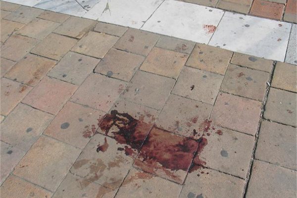 Кървави следи от сбиването са останали по асфалта на главната улица в Плевен.