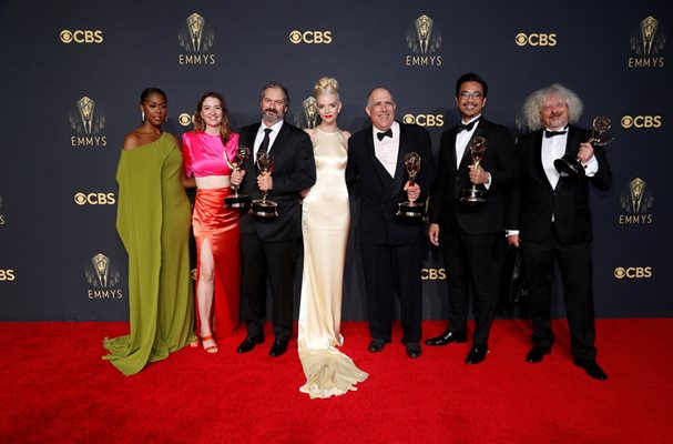 Актьорите Моузес Инграм, Мариел Хелър и Аня Тейлър-Джой позират за снимка заедно с продуцентите Скот Франк, Алън Скот, Мик Ансието и Маркъс Логес, с наградите си за „Кралски гамбит“, на 73-ото раздаване на наградите "Еми" 