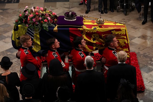 Ковчегът на британската кралица Елизабет се носи в деня на държавното погребение в Уестминстърското абатство.
СНИМКИ: РОЙТЕРС