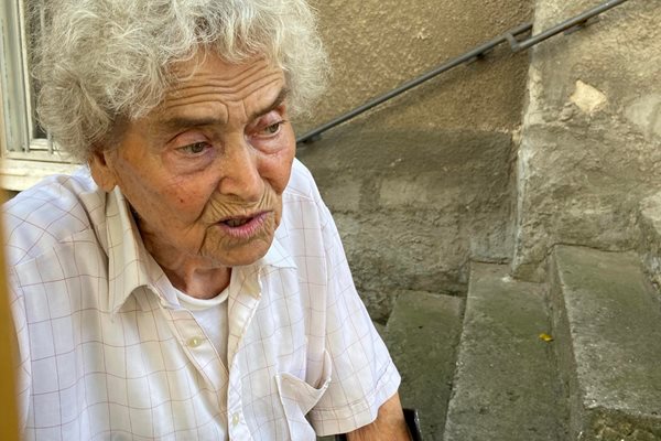 Мария Гушева, съседка на Анка, не може да повярва на случилото се. Снимки: Авторът