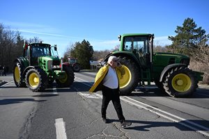 Протестиращи земеделци затвориха главния път Варна - Бургас (Снимки)