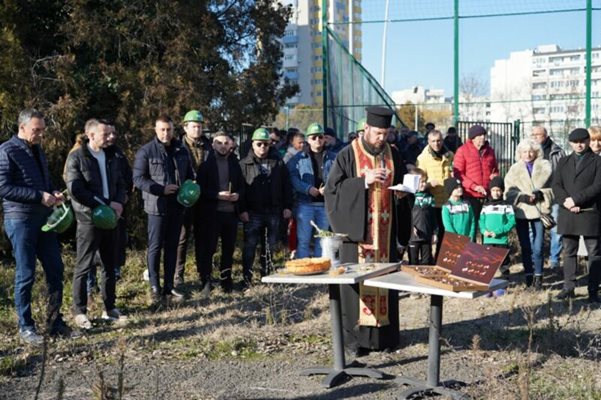 Първата копка на новия стадион, който трябва да бъде за Нефтохимик (Бургас), беше направена днес в присъствието на кмета на града Димитър Николов. Снимка: пресслужба Нефтохимик (Бс)