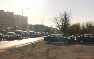 Километрична опашка се изви на КПП във Варна (Снимки)