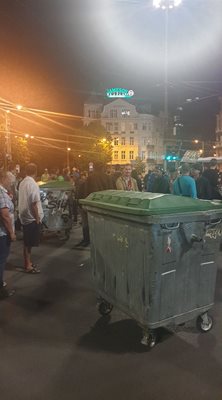 Протестиращите се опитаха отново да изградят барикада на Орлов мост, като заградиха кръстовището с контейнери и пейки.