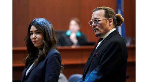 Адвокатката на Джони Деп Камила Васкес и нейният клиент по време на делото. 
СНИМКА: РОЙТЕРС