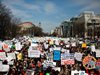 Десетки хиляди на поход за контрол над огнестрелните оръжия във Вашингтон (Снимки)