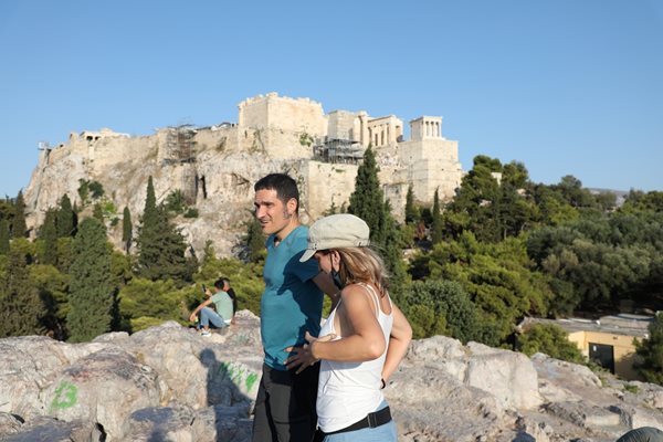 Туристи се разхождат в жегата из Акропола.