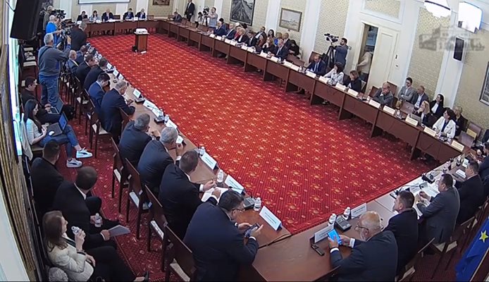 Депутатите от вътрешната и правната комисии в парламента обсъдиха с вътрешния министър промените в пътния закон.