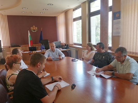 Областният управител на Пловдив Илия Зюмбилев обеща съдействия на местните жители.