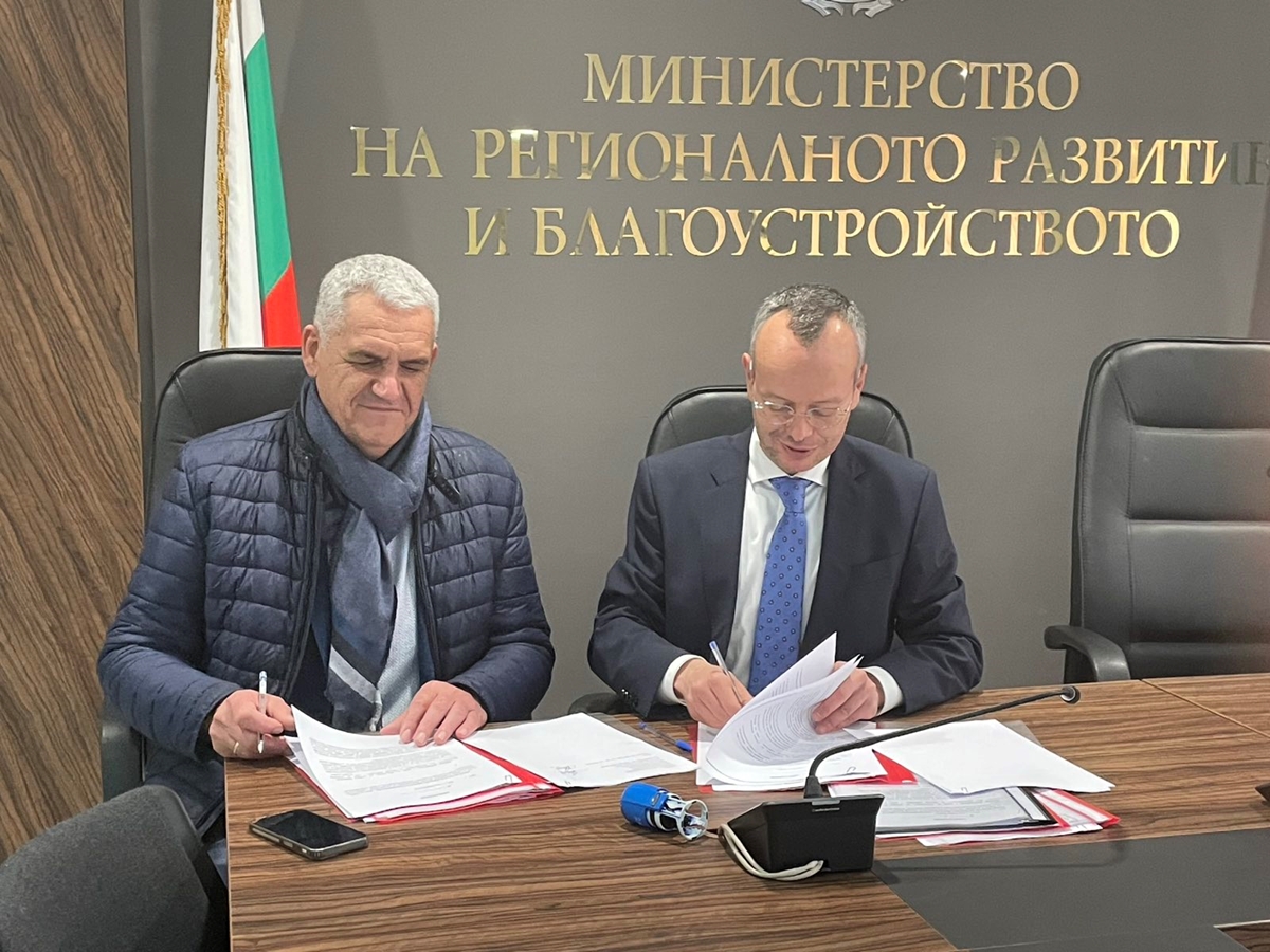 Кметът на Благоевград подписа с МРРБ първите споразумения за 8 млн. лв. за инфраструктура