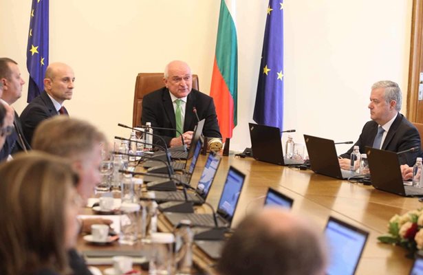Служебният премиер Димитър Главчев и министрите на последното заседание на кабинета

СНИМКА: ЮЛИЯН САВЧЕВ