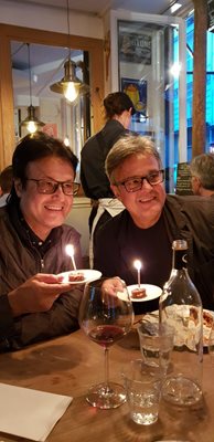 Благовест и Светослав Аргирови, преди да духнат свещичките навръх 60-ия си рожден ден в ресторант в Париж.