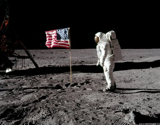 Бъз Олдрин до американското знаме на Луната. Той е трябвало да бъде първия там според НАСА.