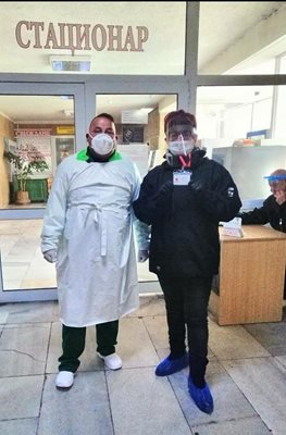 Илия Савов (в ляво) вече втора седмица е доброволец в Спешното отделение на Смолян.