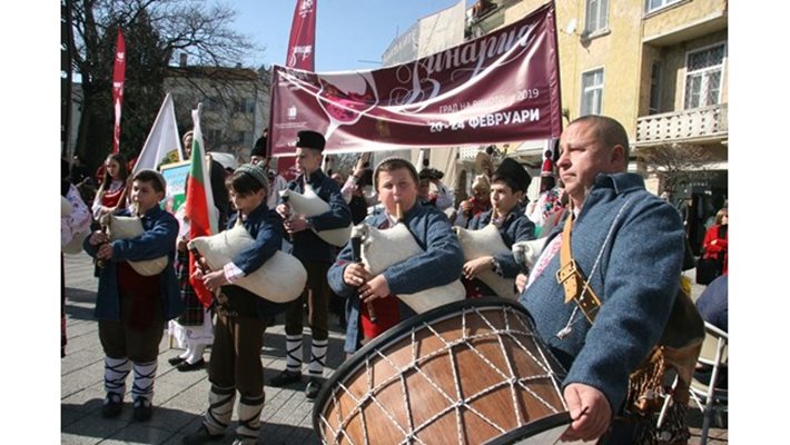 Кметът на Калофер Румен Стоянов има и музикални наклонности - бие тъпан и свири на гайда.