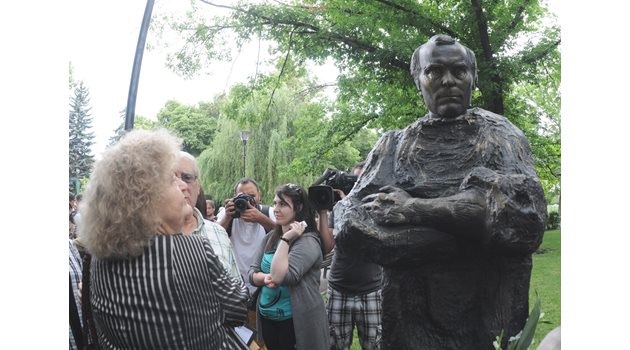 Паметникът на актьора в градинката пред Народния театър, дело на скулптора Емил Попов