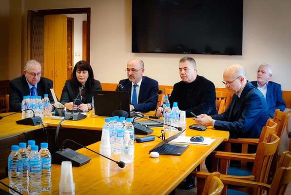 Здравният министър д-р Асен Меджидиев в централното управление на НЗОК за подписването на анекса