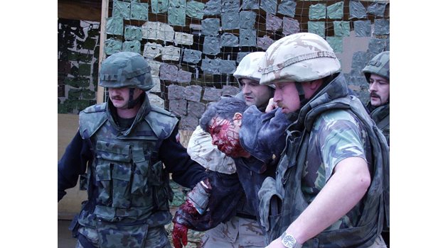 Български и полски военни лекари извеждат изпод руините сириеца Самоел Молса, който бил на служба като преводач към полския контингент. 
Снимка: Мариян Колев