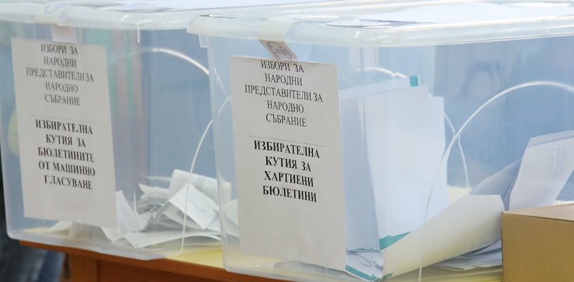 Две от общо четирите урни за гласуване на вота 2 в 1 на 9 юни. СНИМКА: НИКОЛАЙ ЛИТОВ