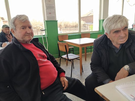 Станьо Янъков (вляво) и Костадин Камбуров описват как 40-годишния борец се е превърнал в страшилище за Неделево.
