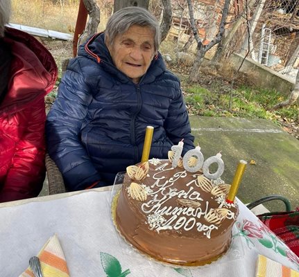 Баба Къна Китанова от село Сливница навърши 100 години. СНИМКИ: Община Кресна