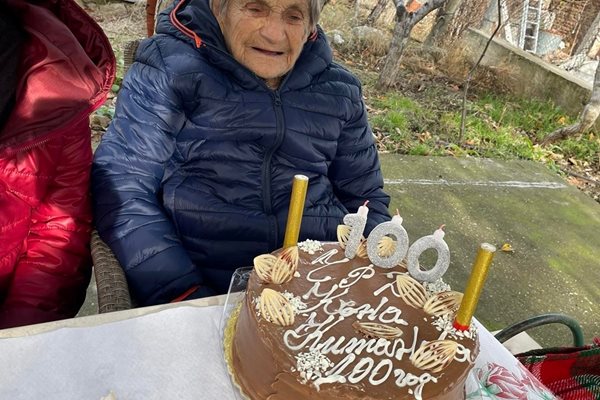 Баба Къна Китанова от село Сливница навърши 100 години. СНИМКИ: Община Кресна