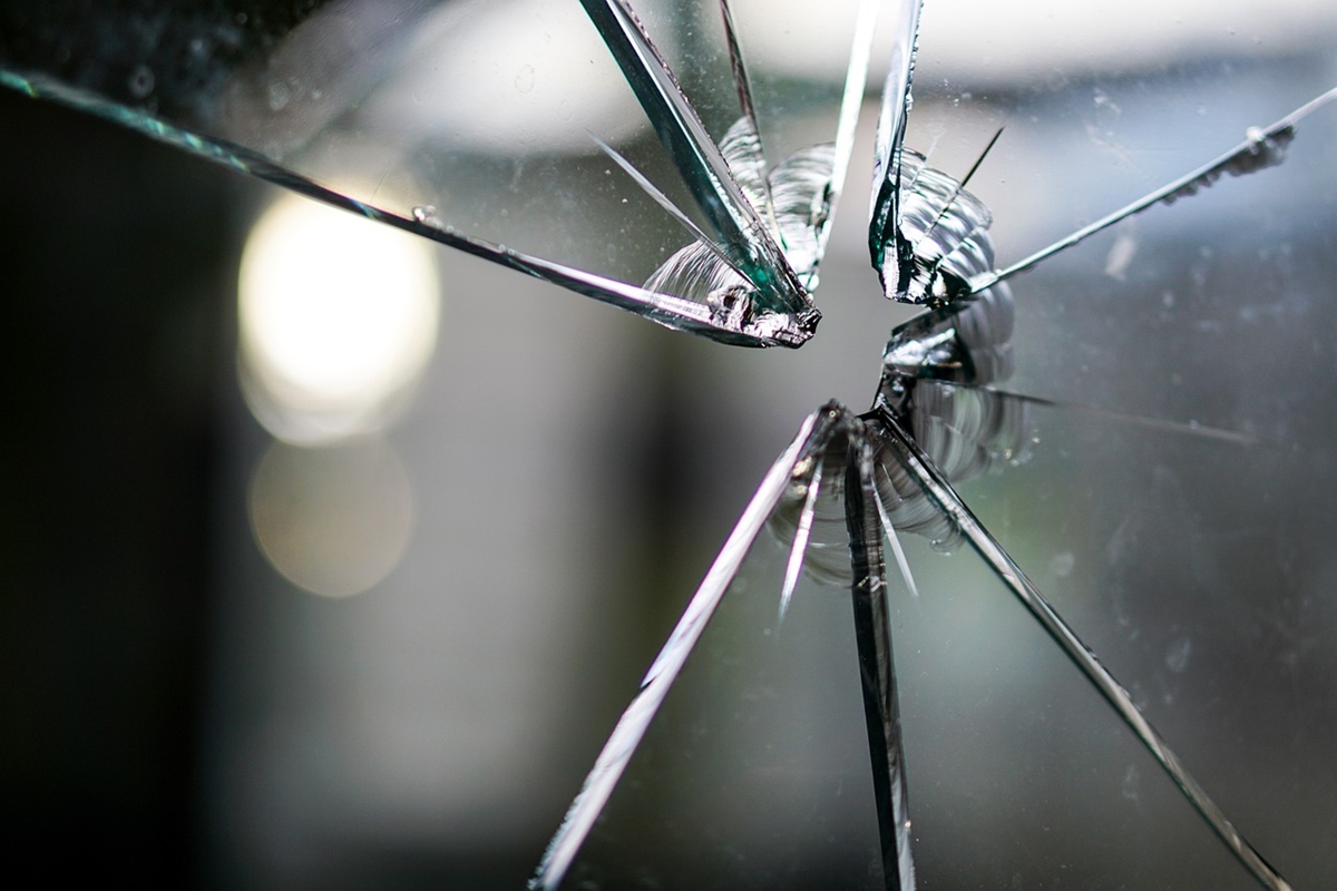 Счупиха витрина на заведение в Добрич