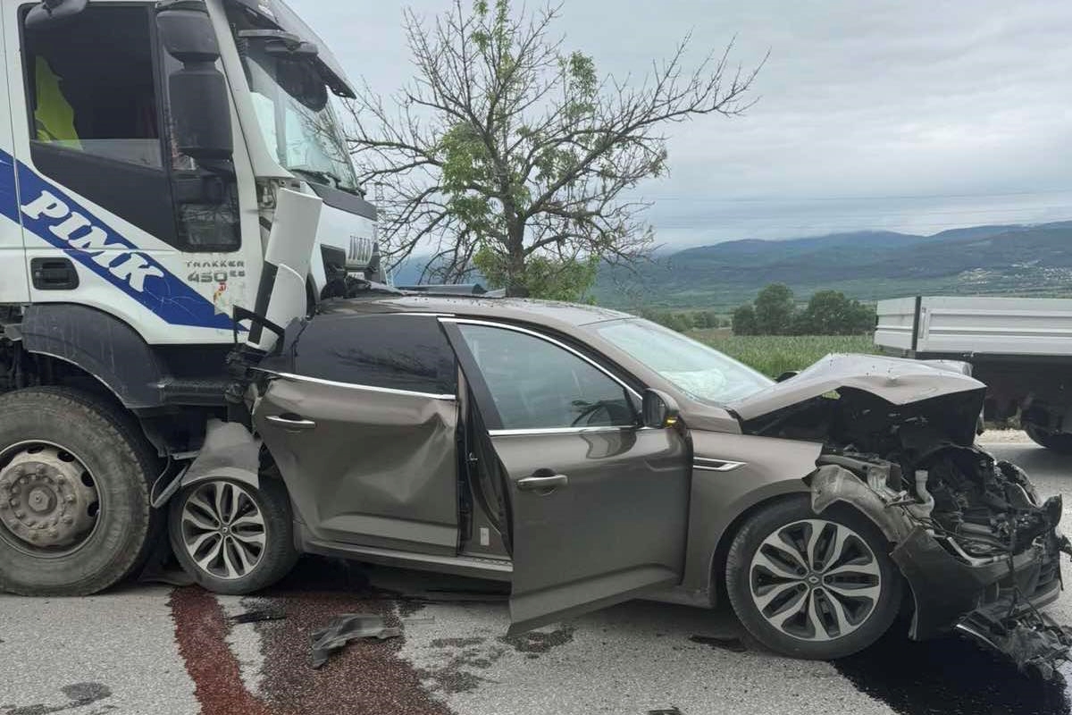 Камион се заби в колата на кмета на Кричим. Той: Господ ни опази