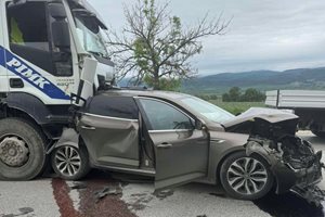 Камион се заби в колата на кмета на Кричим. Той: Господ ни опази (Снимки)
