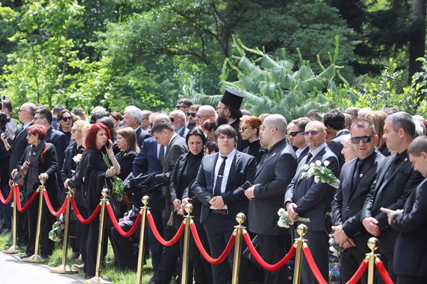 Стотици политици и граждани дойдоха във "Врана", за да си вземат последно сбогом с цар Фердинанд.