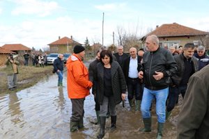 Нинова, депутати от БСП и ГЕРБ и областната управителка на Видин са в Брегово (Снимки)