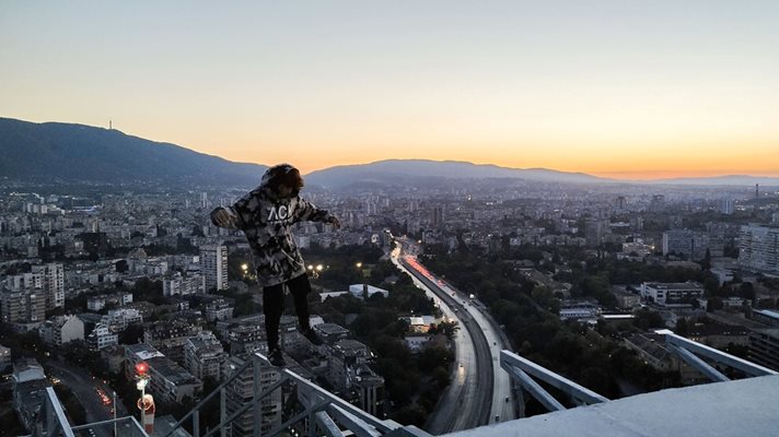 Калин балансира на един крак на върха на един от най-високите хотели в центъра на София.