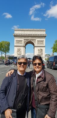 Двамата братя на последната си екскурзия заедно във френската столица пред Триумфалната арка.