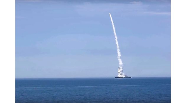 Руски кораб изстрелва ракета. Снимка: Министерство на отброната на Руската федерация
