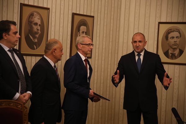 Президентът Румен Радев връчи втория мандат на акад. Николай Денков от ПП-ДБ
