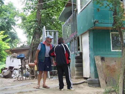Колчо Петров (вляво с брадата) в разговор с поредния си гост пред бараката, изградена като наколно жилище. Мъжът живее почти сам на средния от трите острова, близо до Силистра. 
СНИМКИ: АВТОРЪТ И АРХИВ

