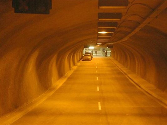 Тунелът под "Цариградско шосе", който води до Европейския търговски център (на другата снимка), е дълъг 90 метра. Има две входящи и една изходяща лента. Изграден е по способ като метрото. 
СНИМКИ: ПИЕР ПЕТРОВ
