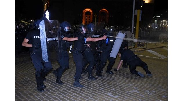 Полицаи в 56-ия ден на протести в София Снимка: Велислав Николов