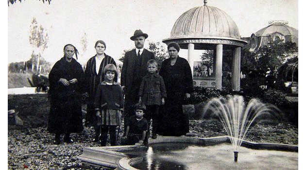Прапрабаба ми Ст. Кръстева (най-вляво) и фамилия на излет в Банки, 1928 г.
