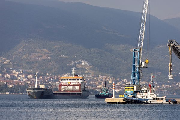 Турски товарен кораб, пълен с украинско зърно, наближава пристанището в Измит. С посредничеството на Турция бе постигнато споразумение за отпушване на износа на основни селскостопански стоки от Украйна.

СНИМКА: РОЙТЕРС