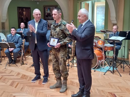 Младши сержант Неделчо Василев беше с отличието за най-добър спортист при военните.