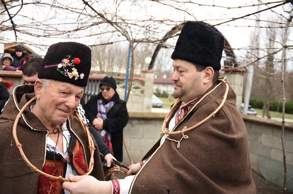 Жители и гости на варненското село Тополи отбелязаха деня на Св. Трифон СНИМКА: Орлин Цанев